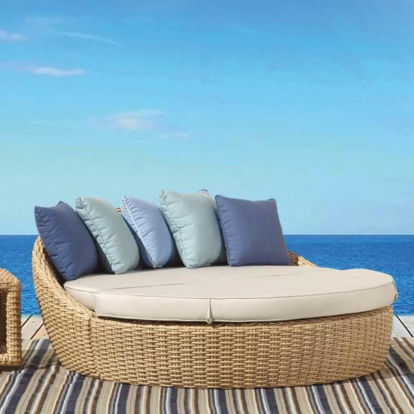 outdoor daybed